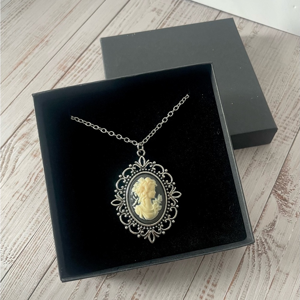 NEW Ladies Beautiful Vintage Look Pendant Necklace